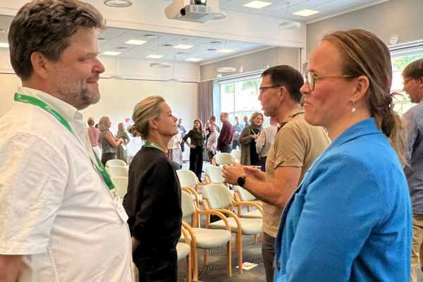 Om lederskab og ledelsesrum, forældreskab og skolens opgave på FRISKOLERNEs Ledertræf 2024