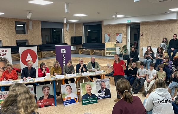 Valgmøde med fællessang og omvendt paneldebat