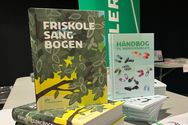 Nu er Friskolesangbogen landet
